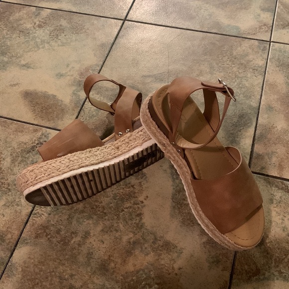 SODA Platform Sandals - Picture 2 of 8